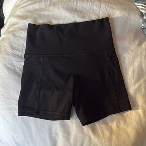 Athleta 5” biker short salutation stash pockets
